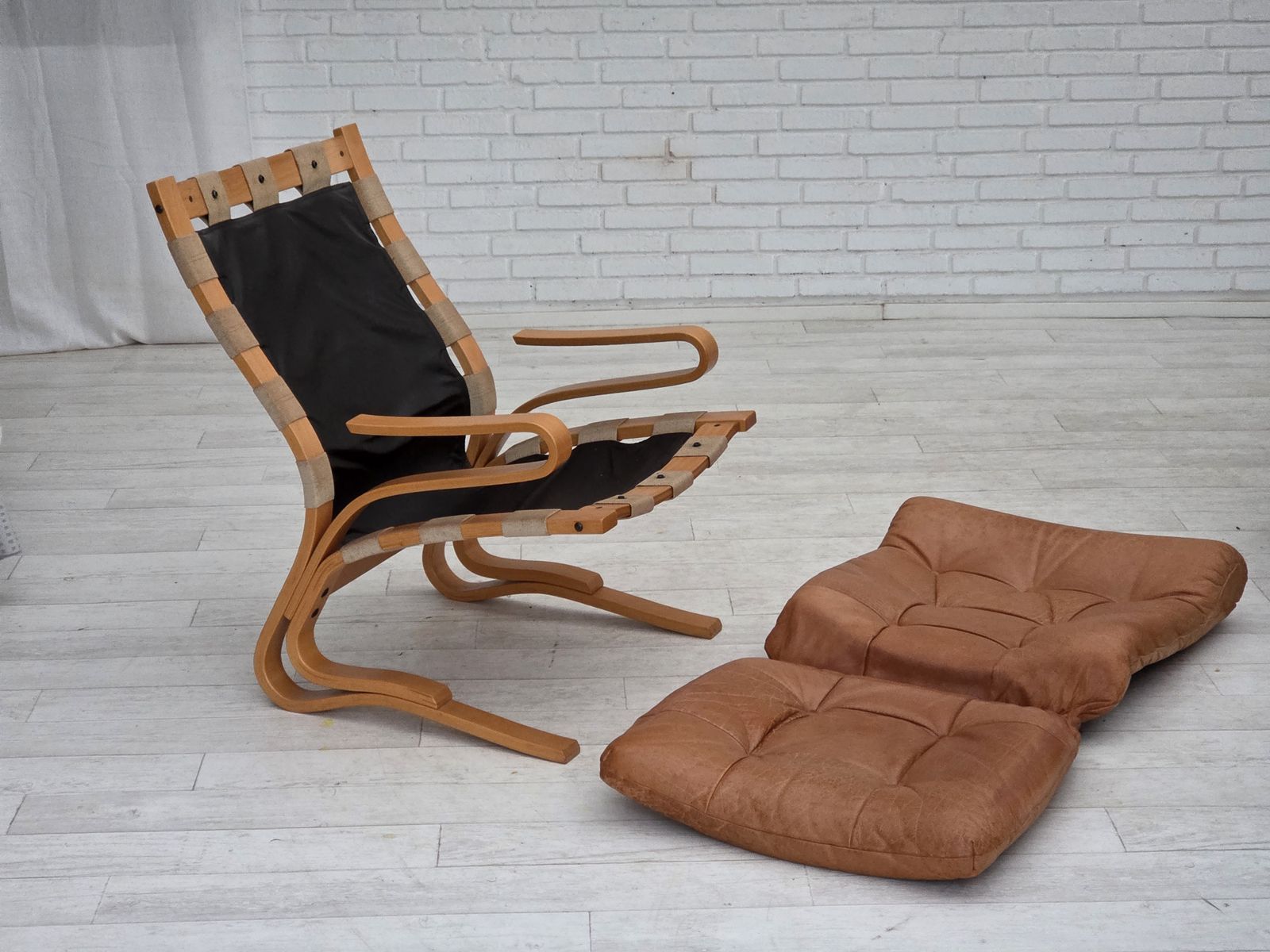 photo for sale Jaren 1970, Noorse Fauteuil, Model "Kengu", Meubelsleder.