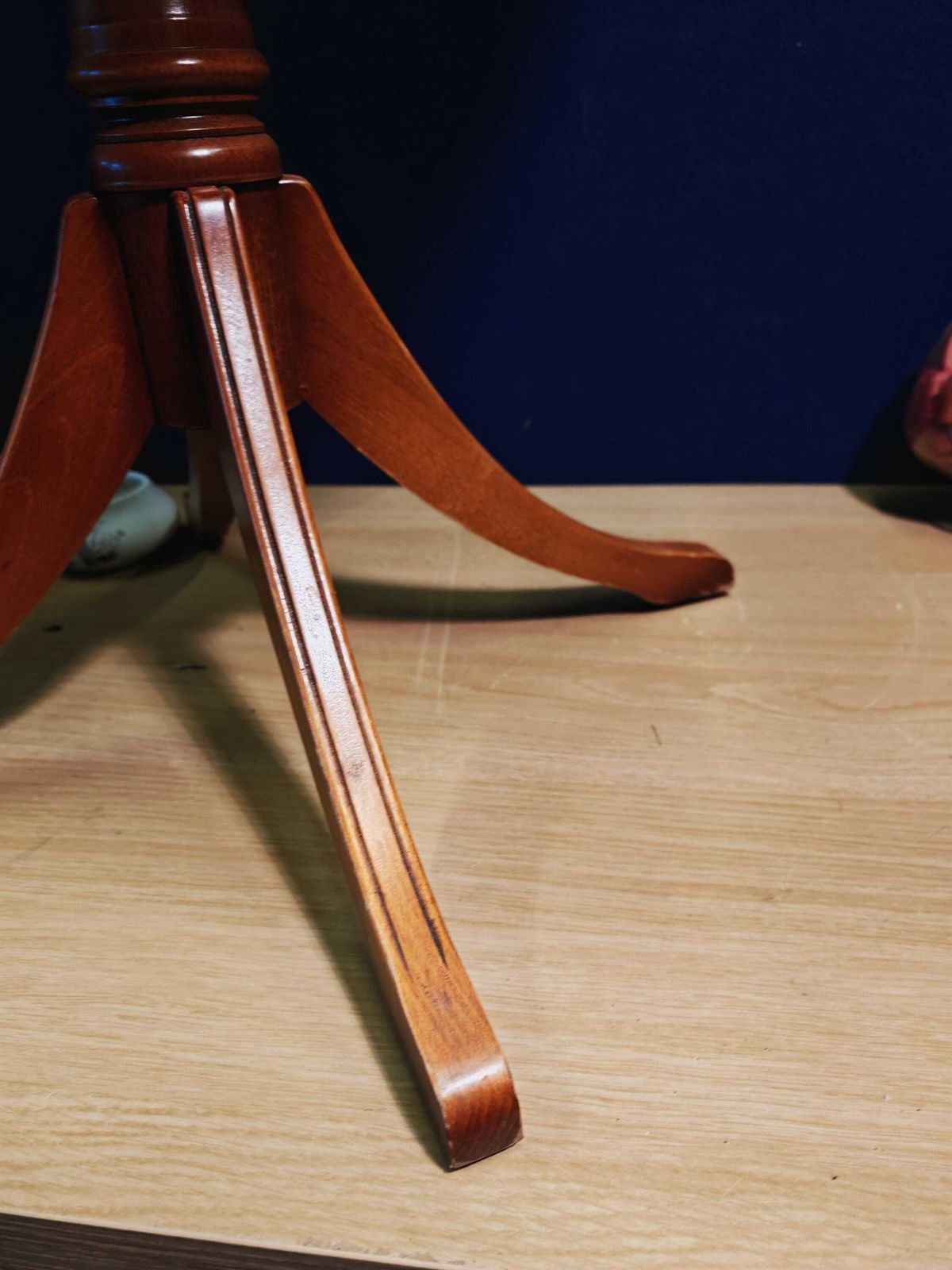 photo furniture Vintage Mahogany Veneer Circular Bradley Side Table (Likely 80s) With High Sheen   54cm Diameter   54.5cm Tall