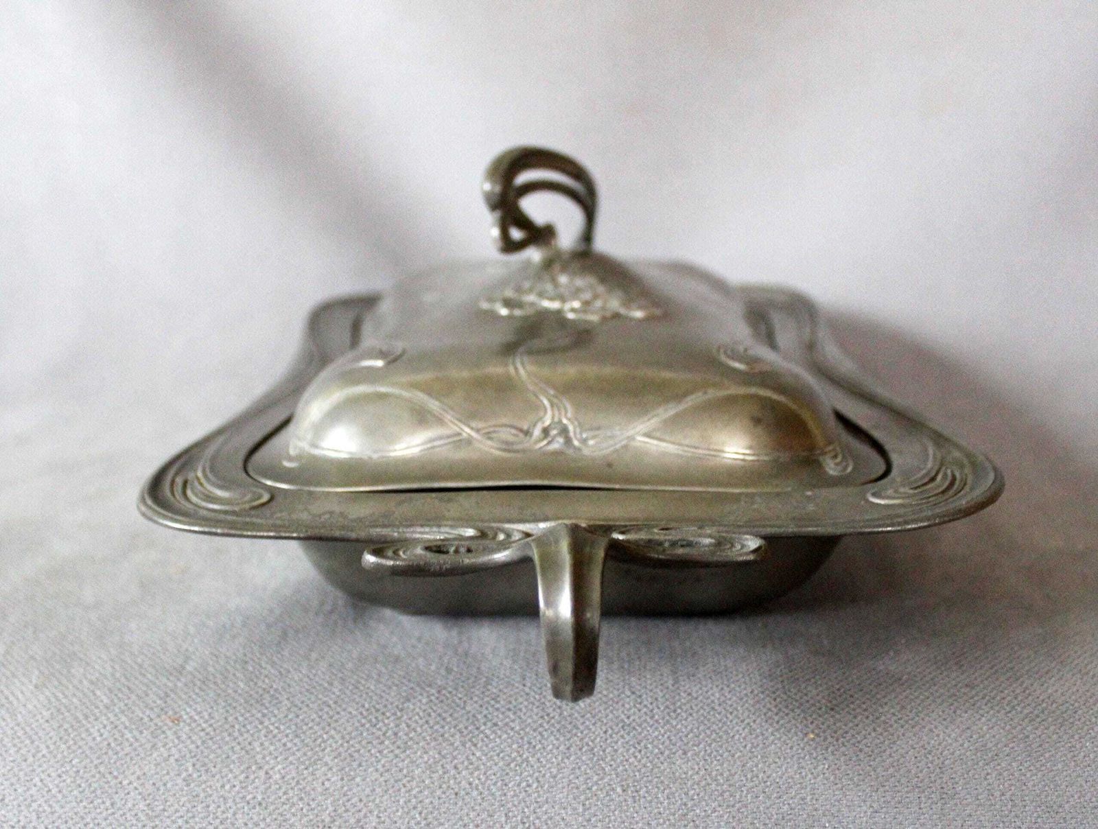 photo vinterior Antiek Art Nouveau Jugendstil Groot Tinnen Terrine Met Deksel, Rijkelijk Versierd, Bloemmotieven, Arts And Crafts, Zonder Maker's Mark, Serveerschaal