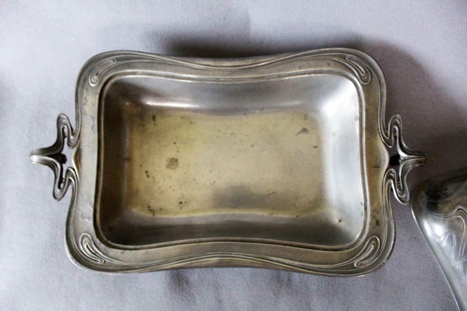 photo buy Antiek Art Nouveau Jugendstil Groot Tinnen Terrine Met Deksel, Rijkelijk Versierd, Bloemmotieven, Arts And Crafts, Zonder Maker's Mark, Serveerschaal