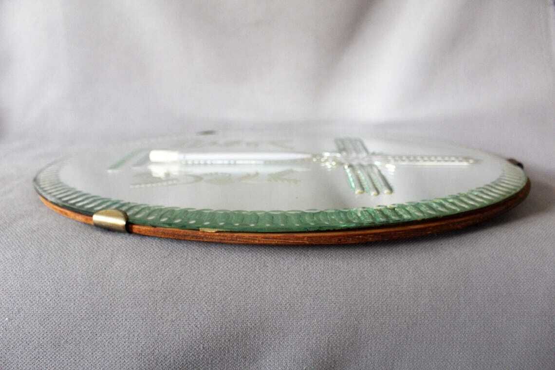 photo vinterior Tall Antique Oval Mirror Etched Design On Reverse Mercury Glass Green Tint Crucifix Religious Wall Mirror Wood Frame Cut To Clear Bevel