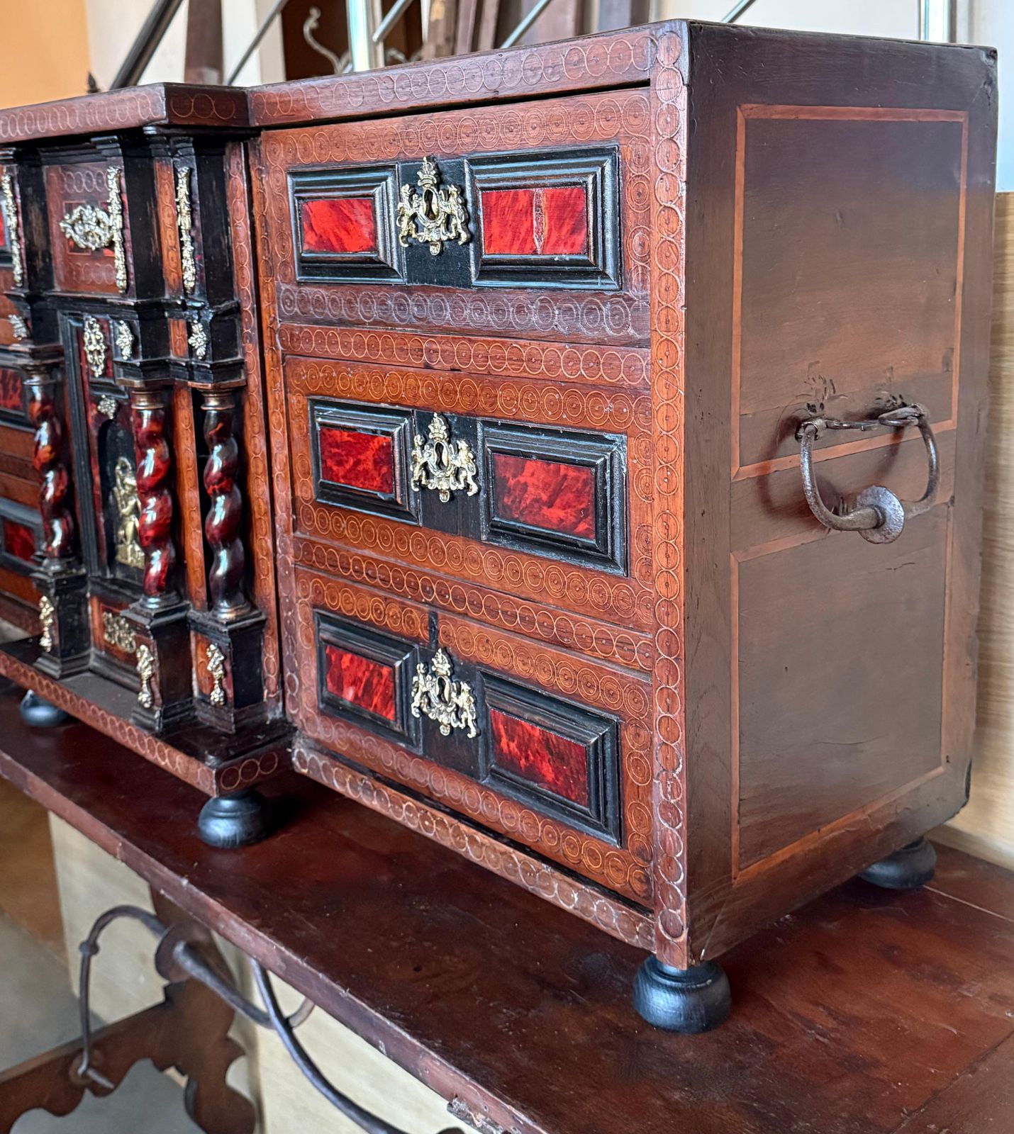 photo furniture Cabinet bargueño espagnol en noyer, début du XIXe siècle, sur piétement à entretoise en fer