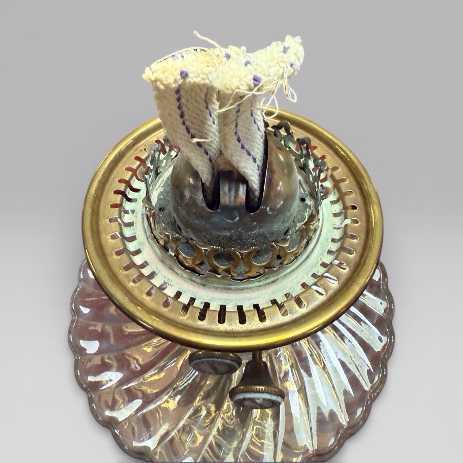 photo furniture Antique Victorian Duplex Etched Glass Tulip Shade Oil Lamp With Brass Column