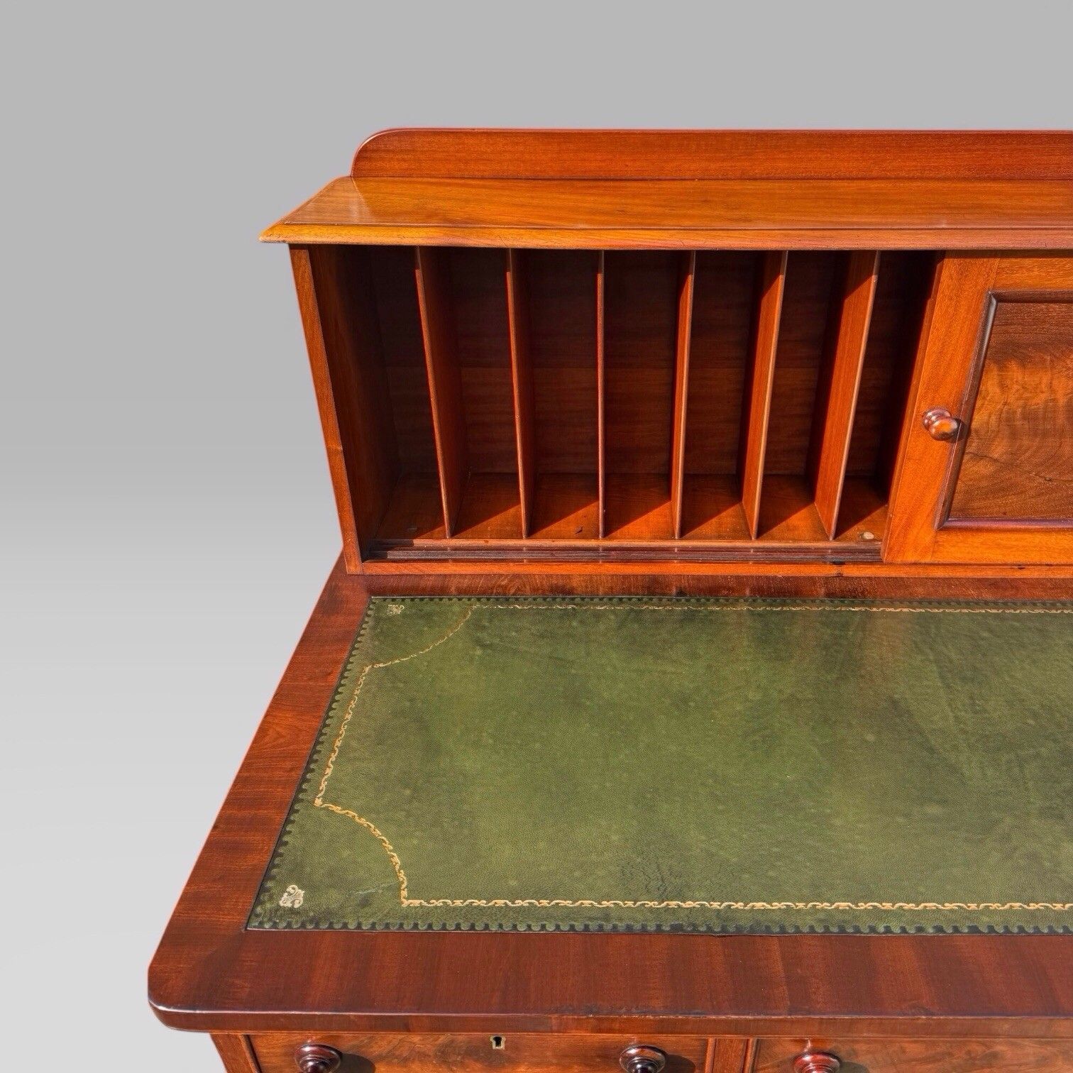 photo vinterior Antique Victorian Mahogany Pedestal Desk – 9 Drawers, Tooled Leather & Cupboard