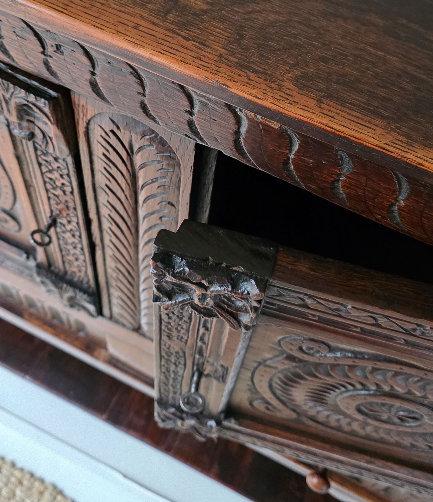 photo vinterior Antique Carved Oak Lawyers Primitive Court Cabinet