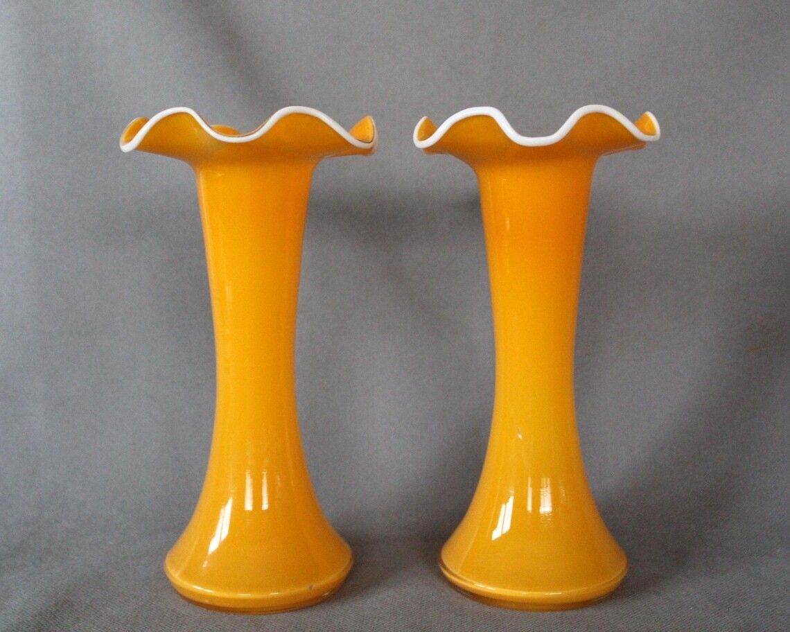 Set Van Twee Tangerine Tango Glass Vazen – Trompetvaas Met Geribbelde Kraag / Tulpvaas, Helder Glas Aan De Buitenkant, Oranje Glas Aan De Binnenkant, Scandinavische Of Boheemse Kunststijl, Feloranje photo vinterior
