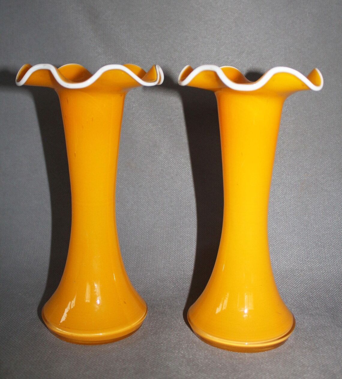 87.0 Set Van Twee Tangerine Tango Glass Vazen – Trompetvaas Met Geribbelde Kraag / Tulpvaas, Helder Glas Aan De Buitenkant, Oranje Glas Aan De Binnenkant, Scandinavische Of Boheemse Kunststijl, Feloranje photo