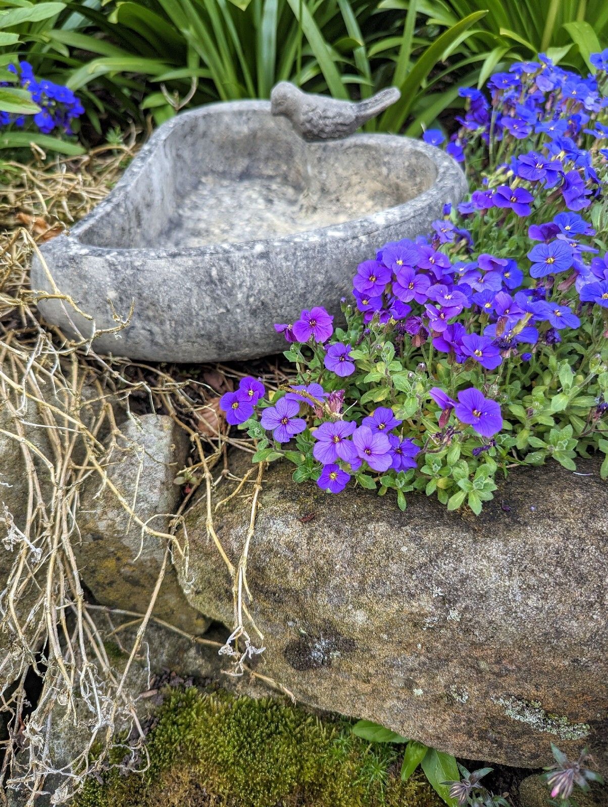 English Stone Vintage Style Birds On Heart Baths Delivery Available 0061. photo vinterior