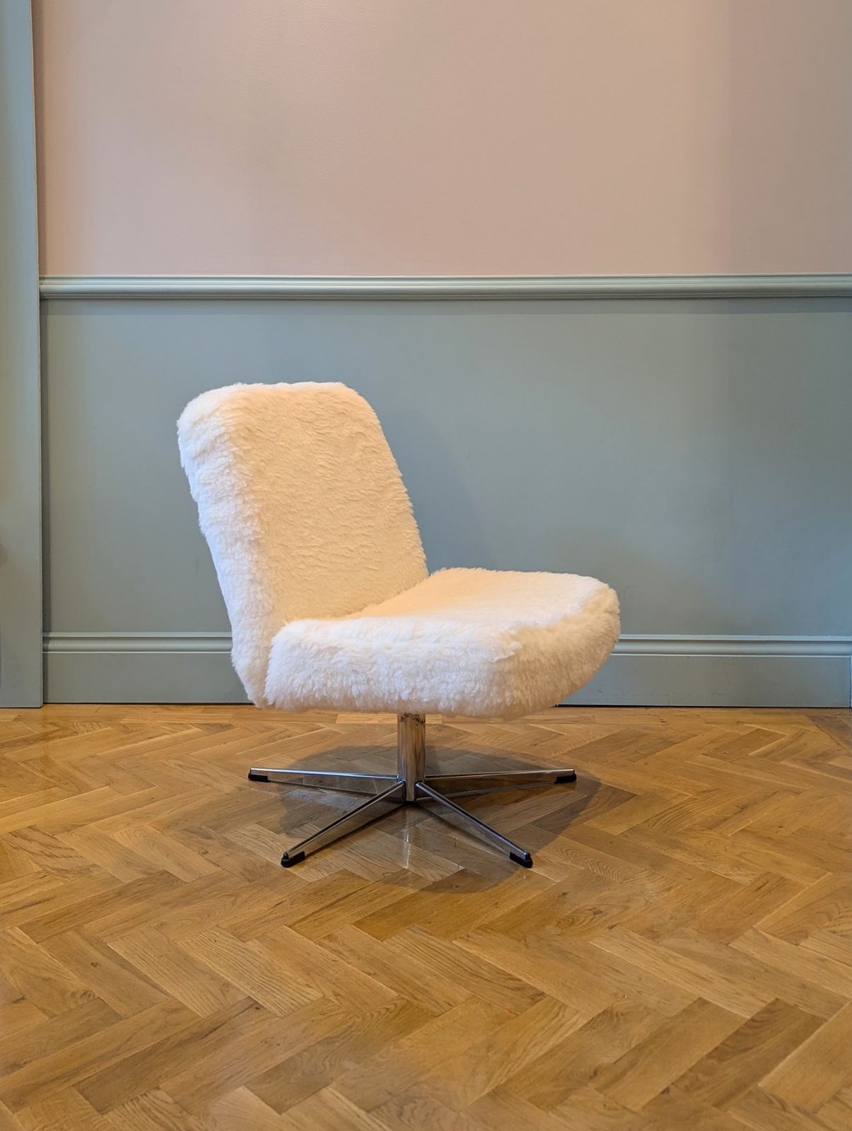 Mid 20th Century Swivel Chair By Hk Furniture