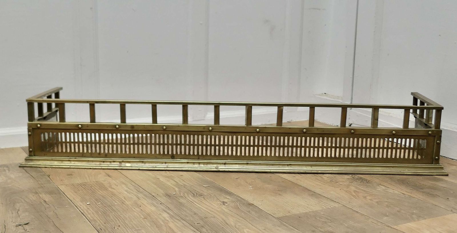 Heavy Quality Victorian Brass Fender, Industrial Look
