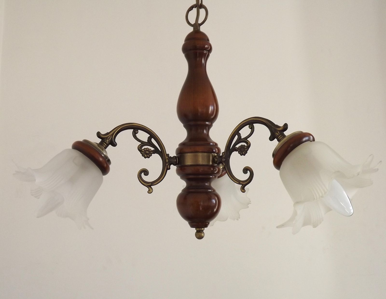 Lustre français à 3 lumières en bois et métal effet bronze, abat-jour en verre opaque photo Luminaires