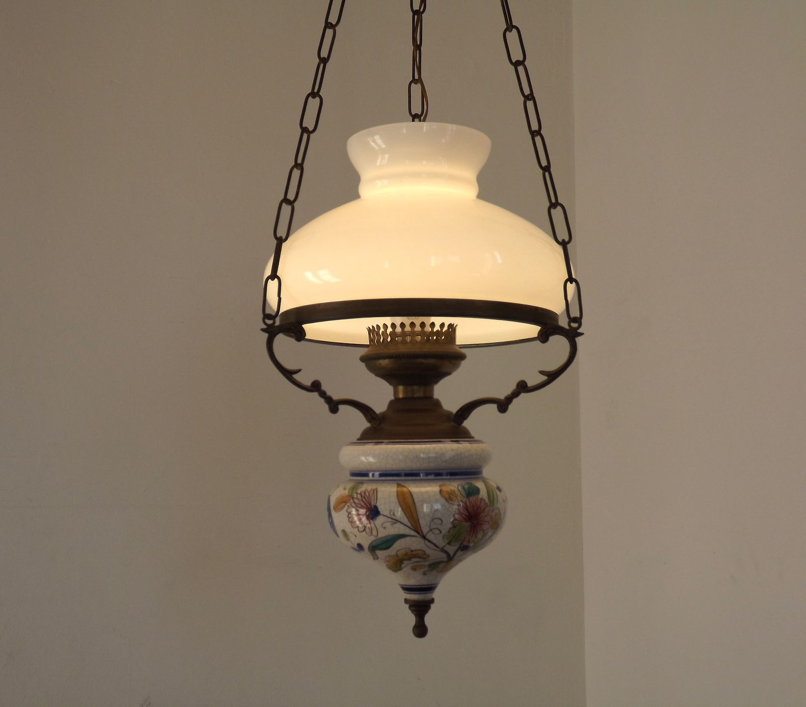 Plafonnier lanterne Mid-Century français, abat-jour en verre opaque blanc, finial floral photo vintage