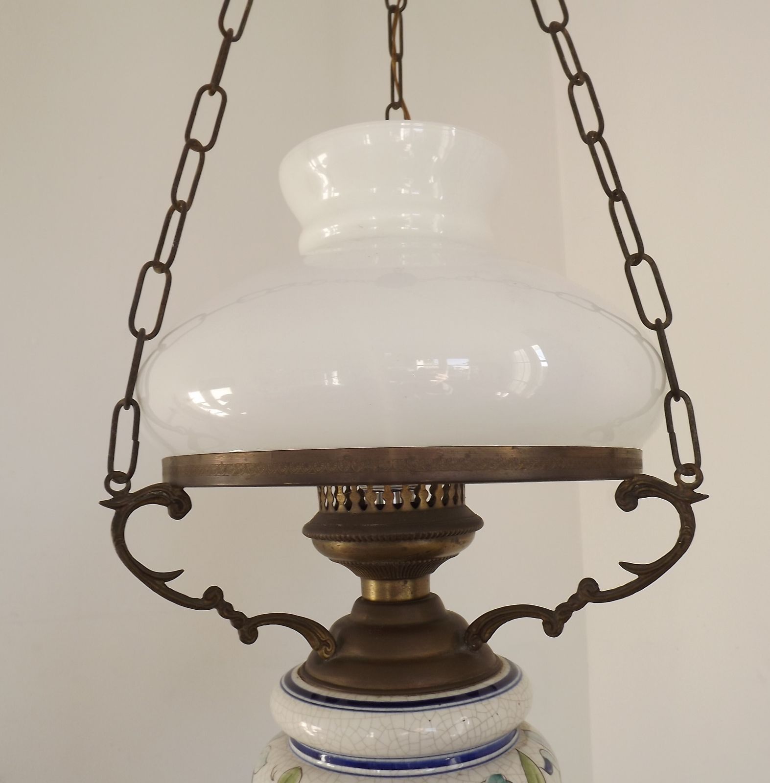 Luminaires Plafonnier lanterne Mid-Century français, abat-jour en verre opaque blanc, finial floral photo