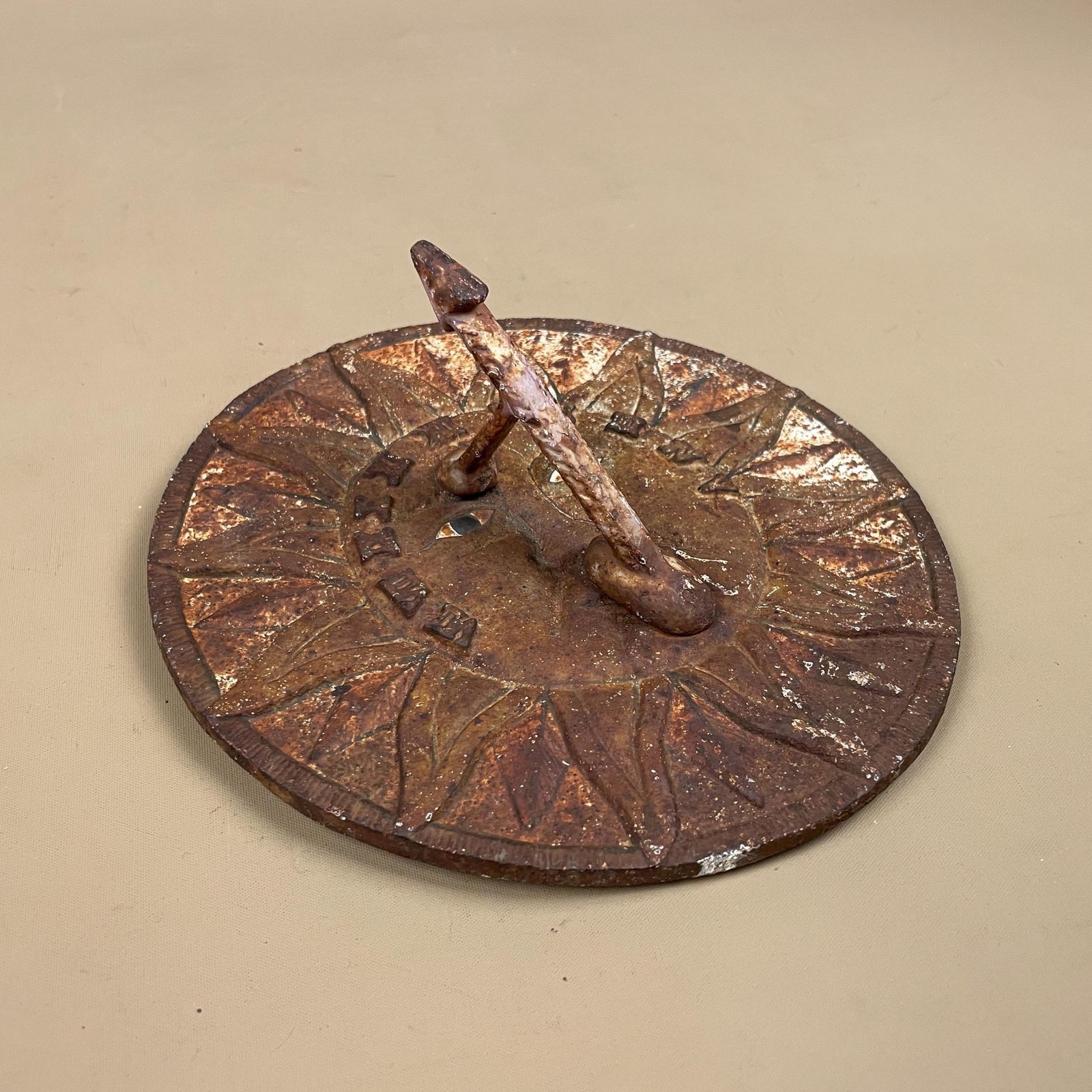 Antique Sun Dial Garden Metal Heavy Vintage Garden Decor Round Circular 19cm Weather Sundials Ornament Outdoor Sun Face Rustic Sculpture photo furniture