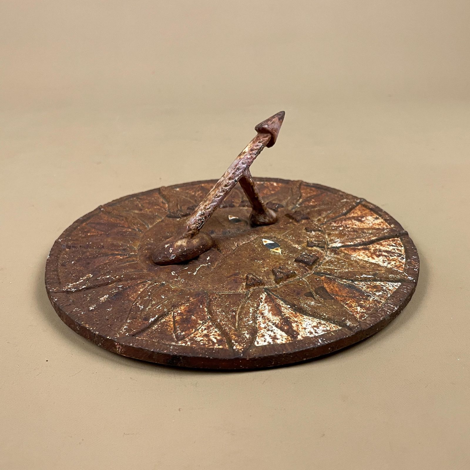 Antique Sun Dial Garden Metal Heavy Vintage Garden Decor Round Circular 19cm Weather Sundials Ornament Outdoor Sun Face Rustic Sculpture photo vinterior