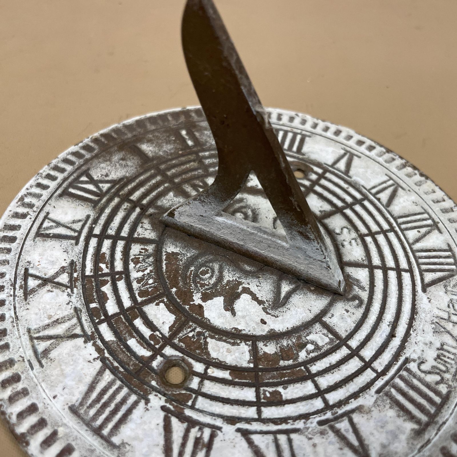 Antique Brass Gold Sun Dial Garden Metal Heavy Vintage Garden Decor Round Circular 14.5cm Weather Sundials Engraved Outdoor Sun Face White photo Garden Decor