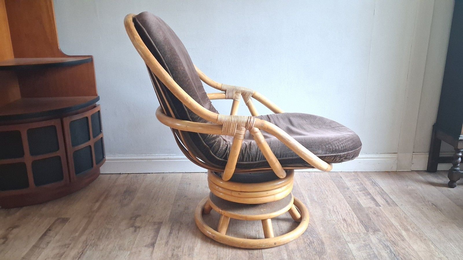 photo vinterior Original 1970's Angraves "Invincible" Mid Century Bamboo Swivel Armchair