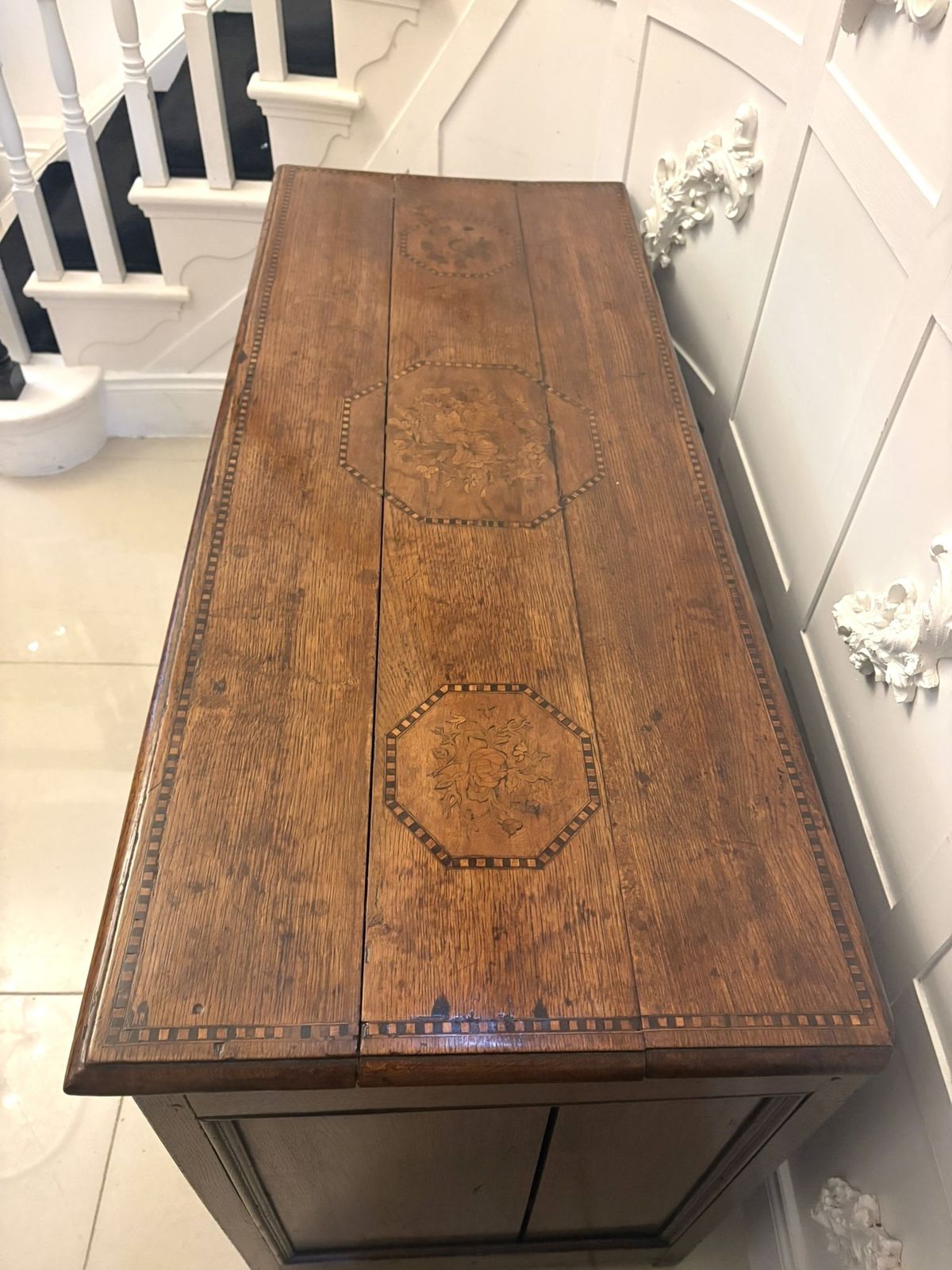 photo vinterior Exceptional Quality 17th Century Antique Oak Mule Chest With Marquetry Inlay