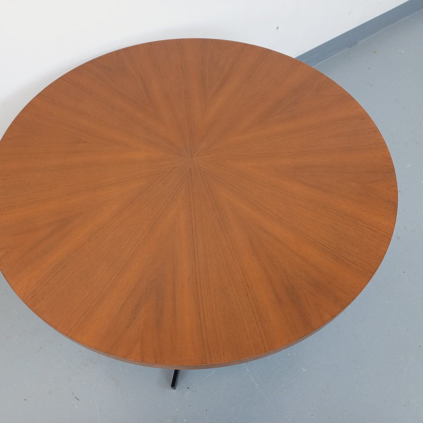 photo furniture Scandinavian Round "Raise And Lower" Coffee Table In Teak And Metal