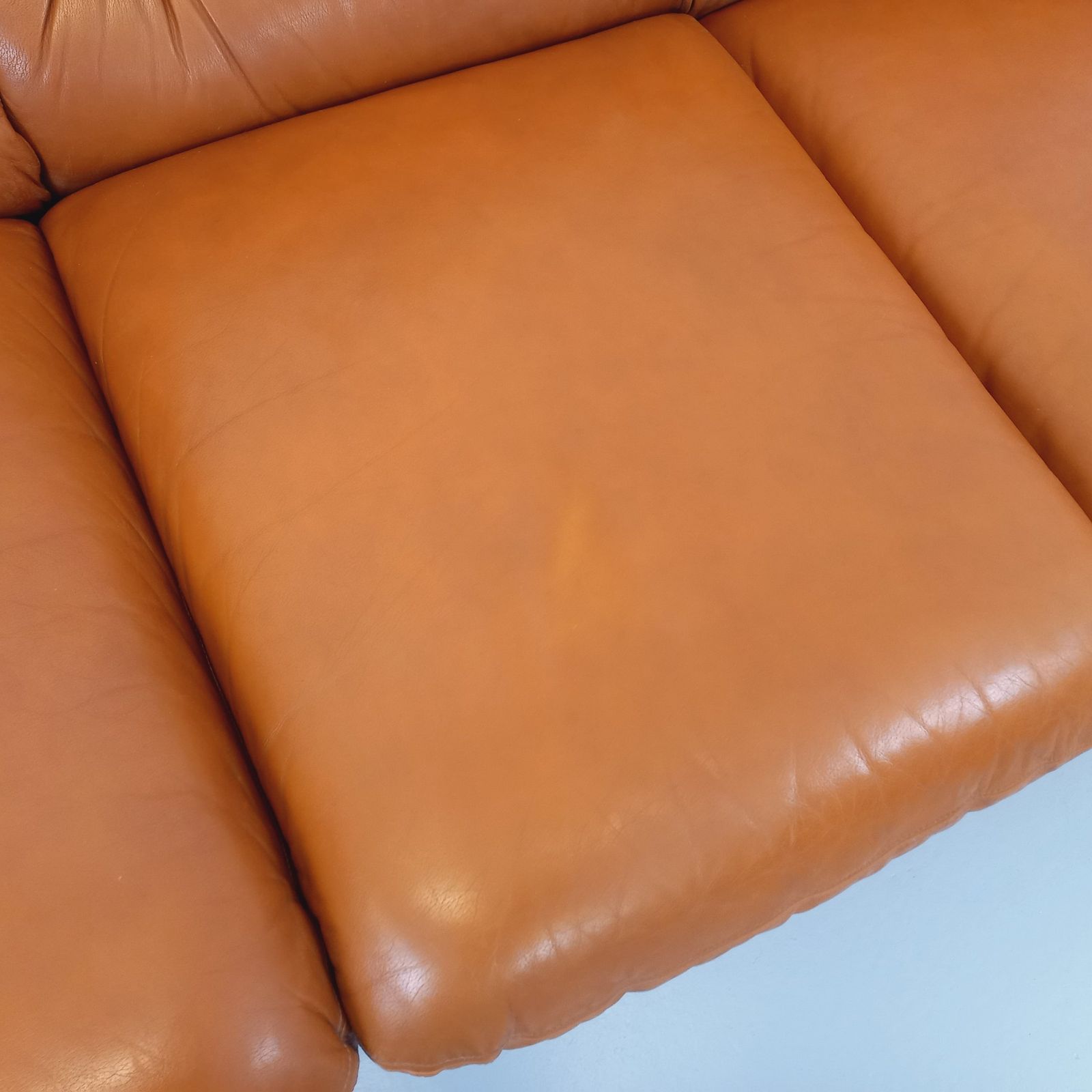 2284.0 Three Seater Sofa From The 1970s In Camel Leather photo