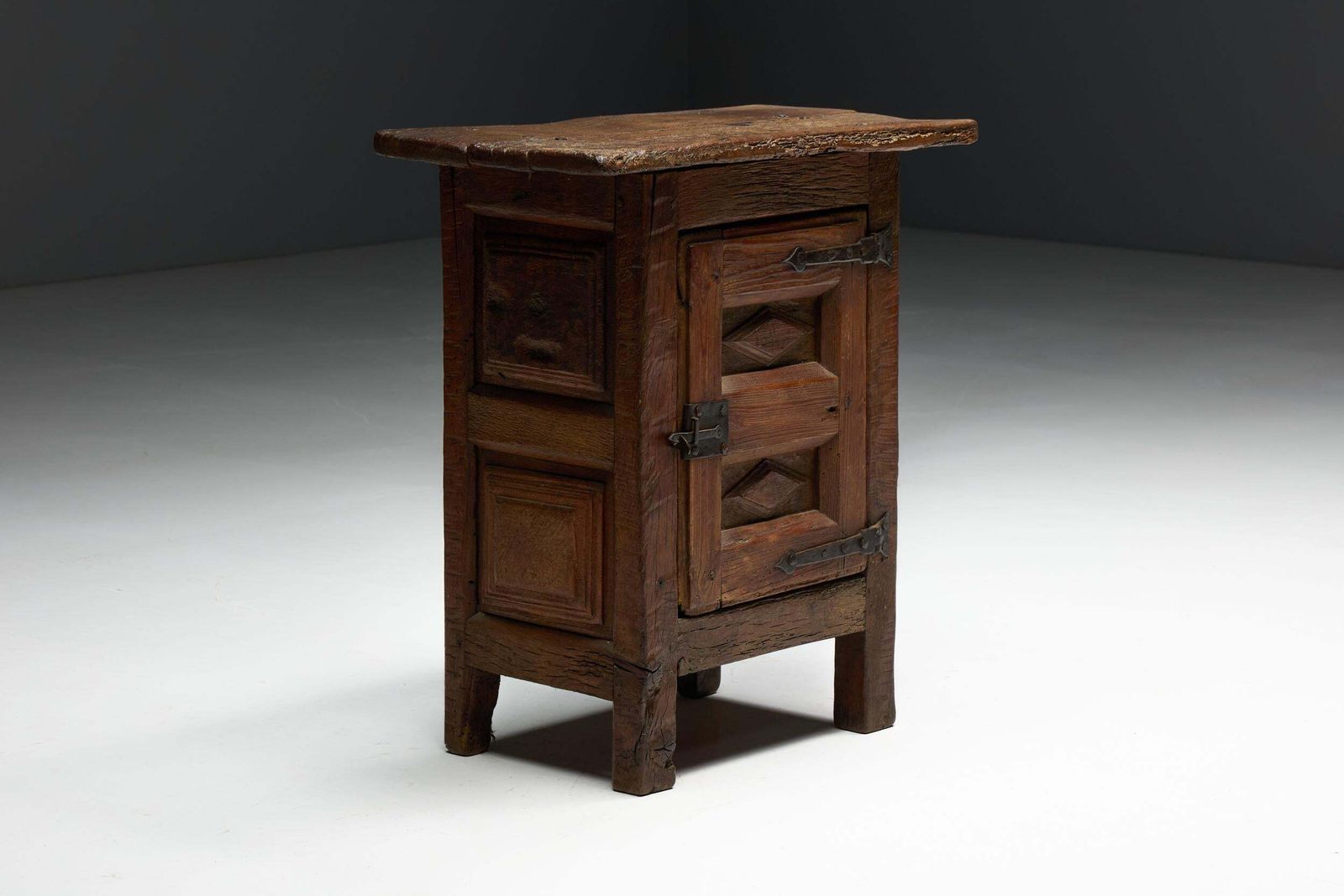 photo vinterior Antique Rustic Oak Cabinet, France, 19th Century