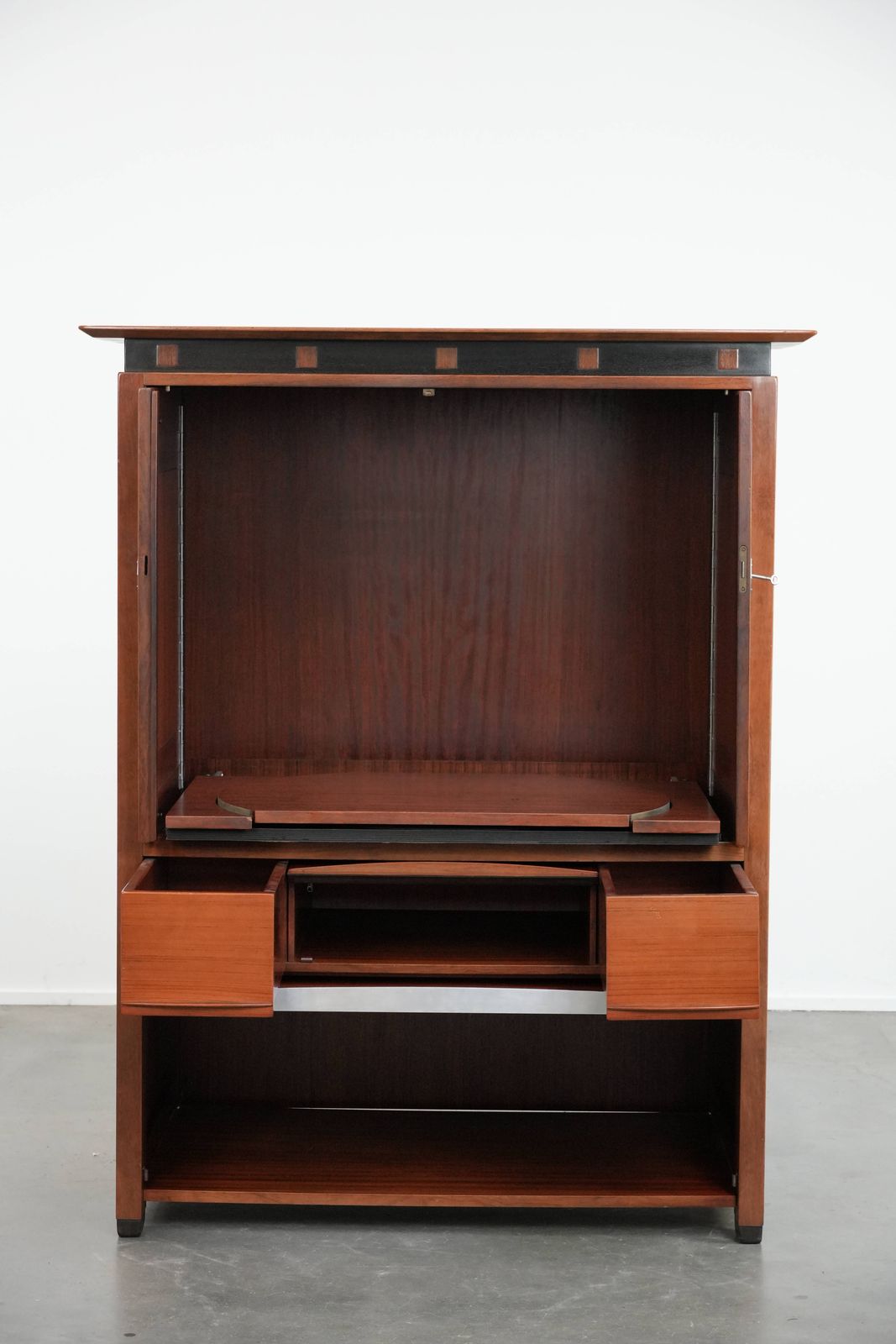 Stijlvol Art Deco Design Kast / Audio  / Tv Meubel Met Fraaie Details photo furniture
