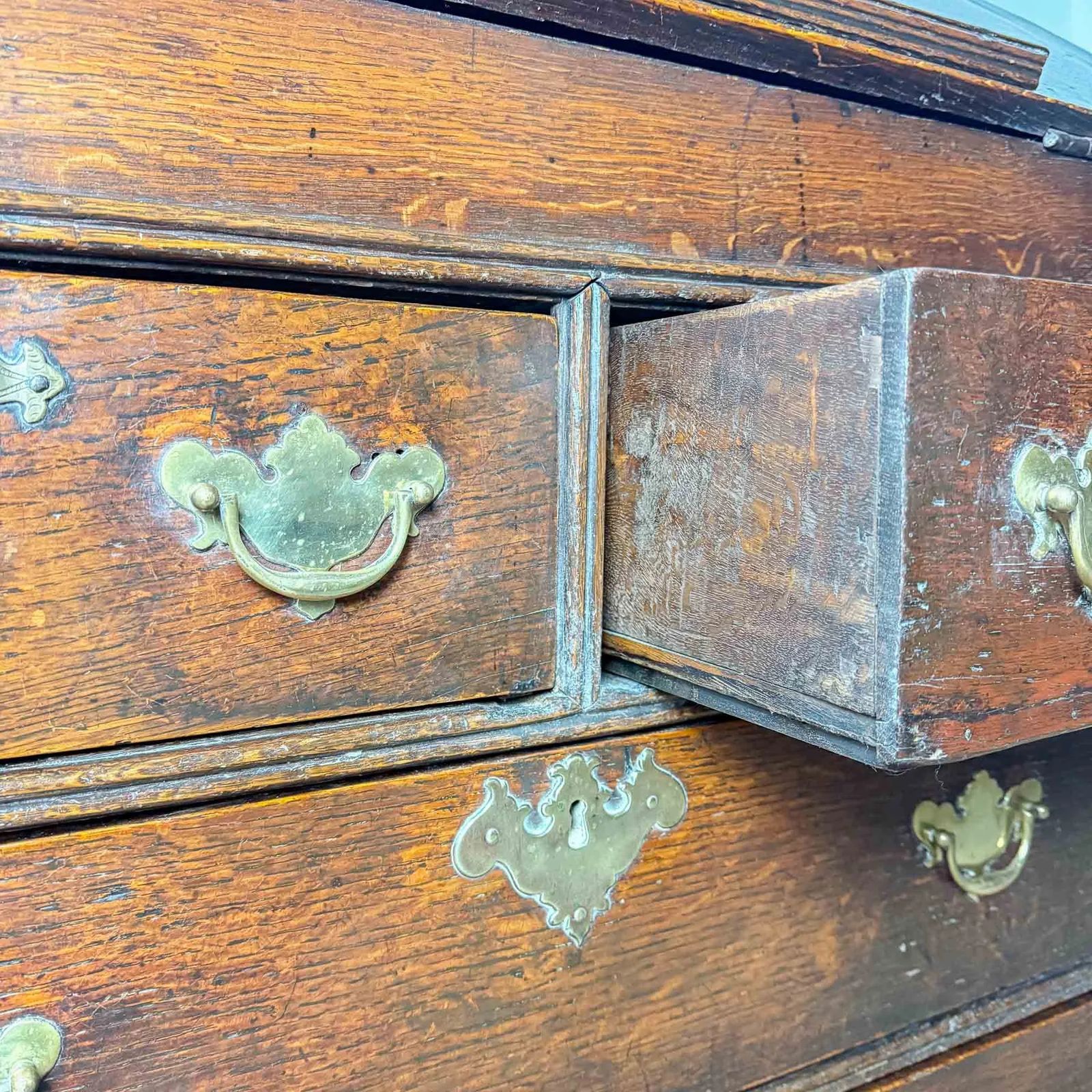 photo vinterior 17th Century Vernacular Oak Bureau
