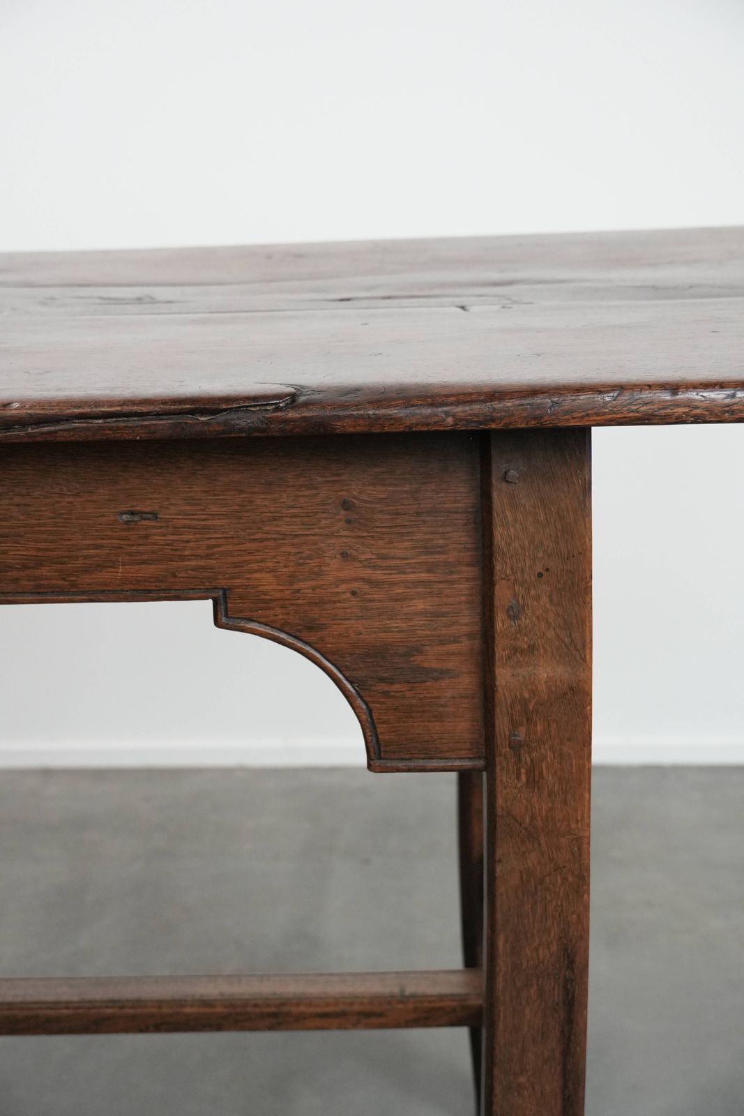 photo furniture Unique Antique Rural English Oak Dining Table From The Early 18th Century For 4 To 6 People With Beautiful Details And A Beautiful Patina