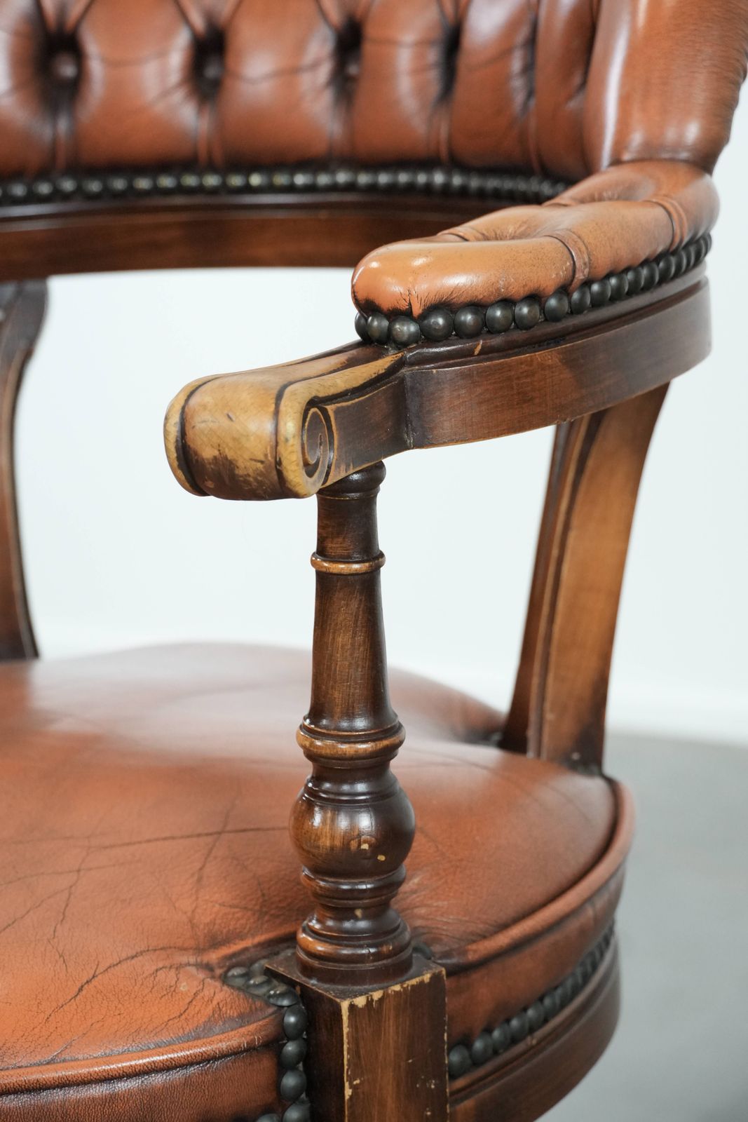 photo for sale Klassieke Chesterfield Bureaustoel Van Koeienhuid En Hout Met Decoratieve Nagels In Engelse Stijl