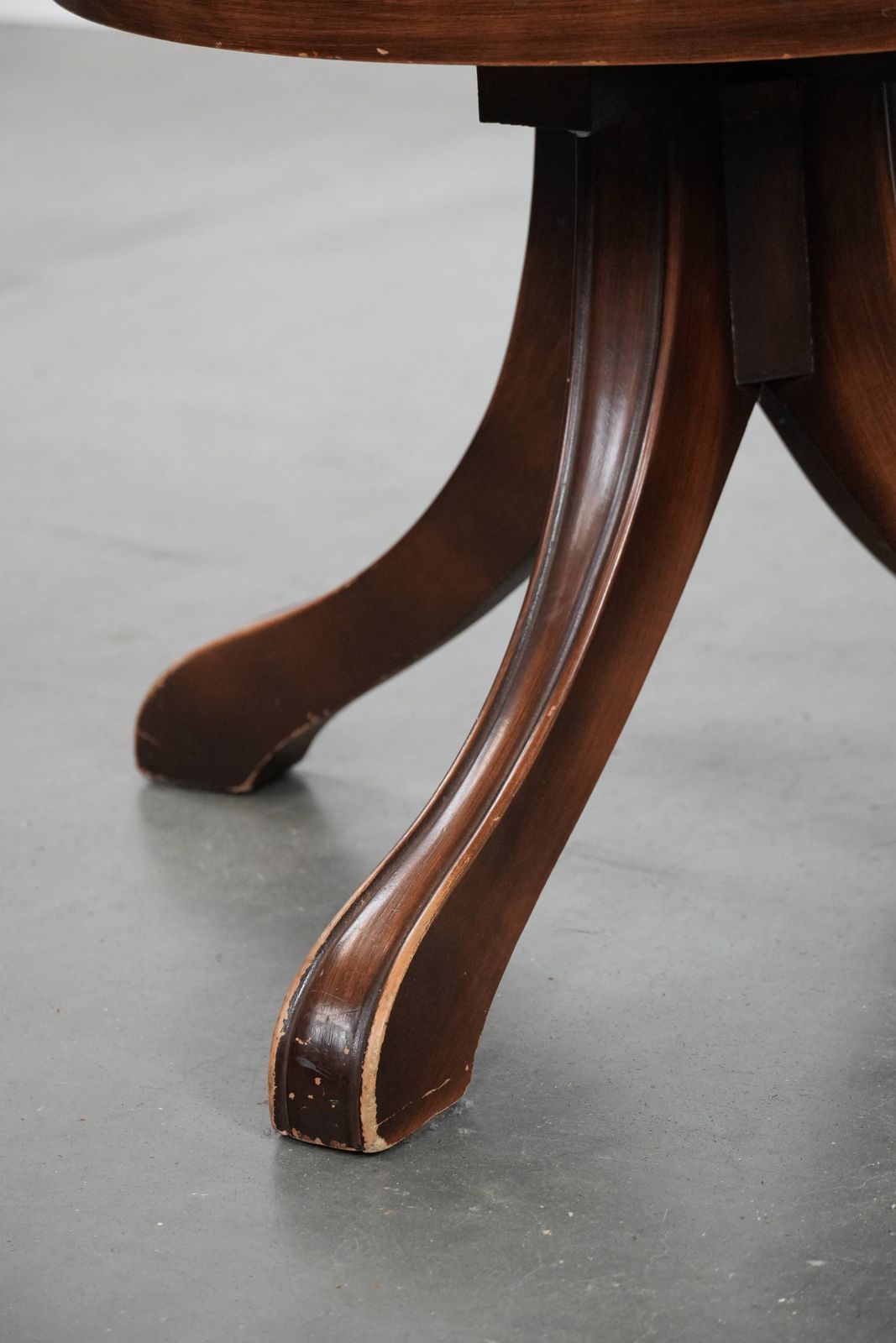 Meubels Klassieke Chesterfield Bureaustoel Van Koeienhuid En Hout Met Decoratieve Nagels In Engelse Stijl photo