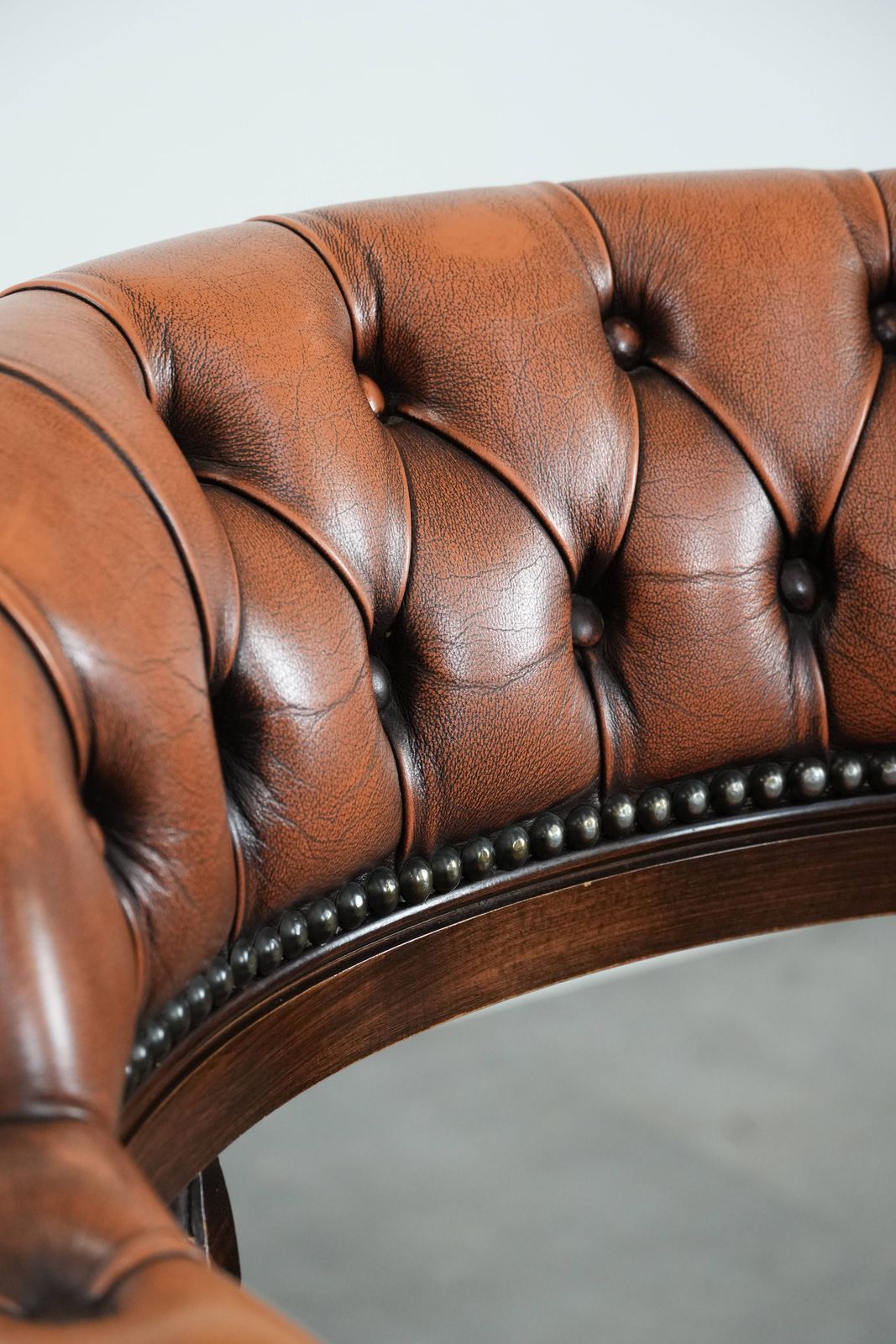 photo buy Klassieke Chesterfield Bureaustoel Van Koeienhuid En Hout Met Decoratieve Nagels In Engelse Stijl