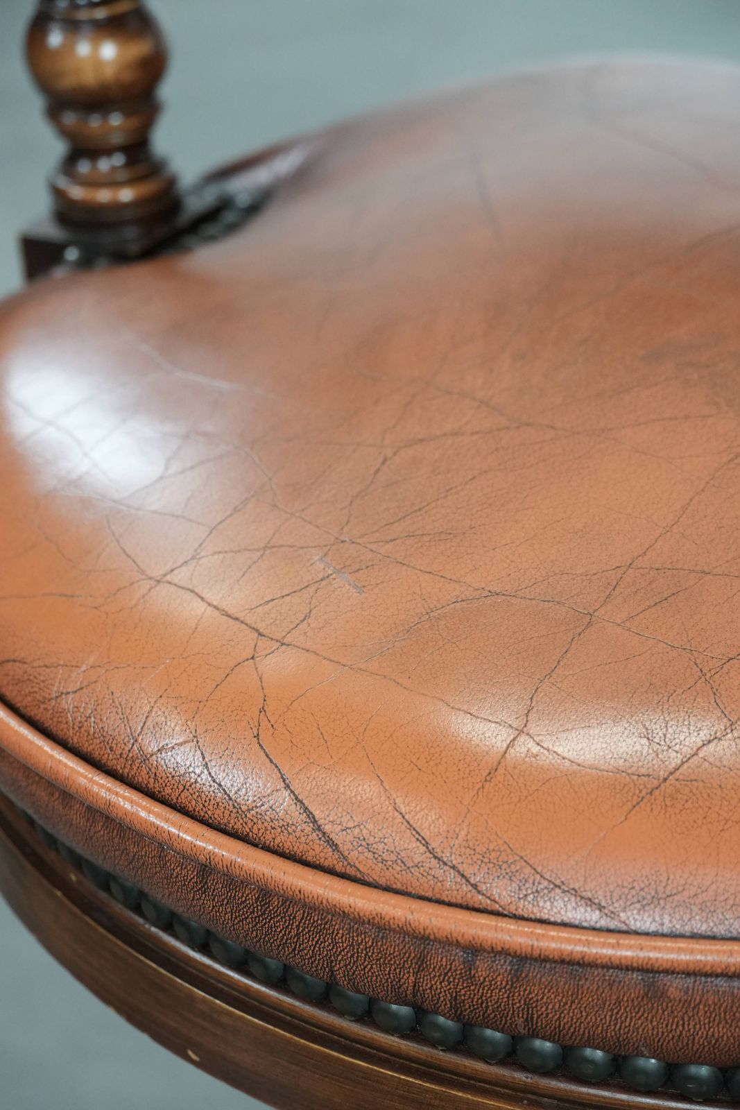 photo vintage Klassieke Chesterfield Bureaustoel Van Koeienhuid En Hout Met Decoratieve Nagels In Engelse Stijl