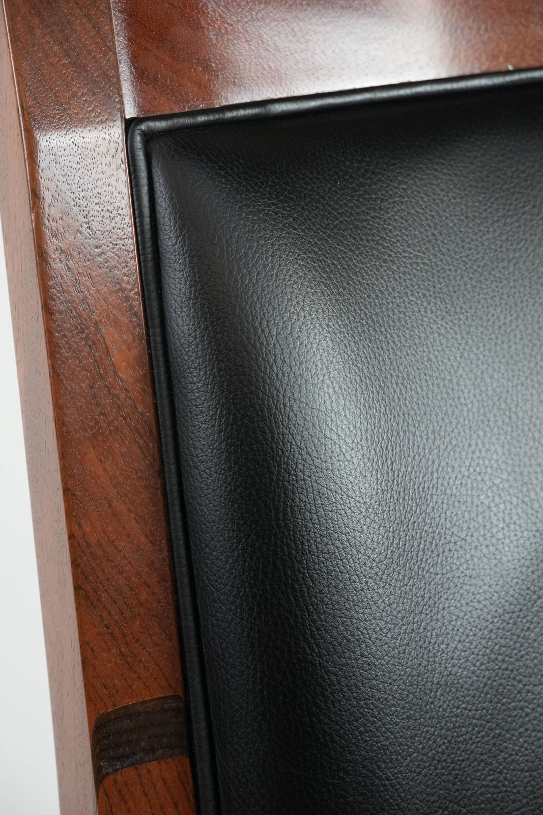 photo vintage Beautiful And Very Comfortable Black Art Deco Design Armchair