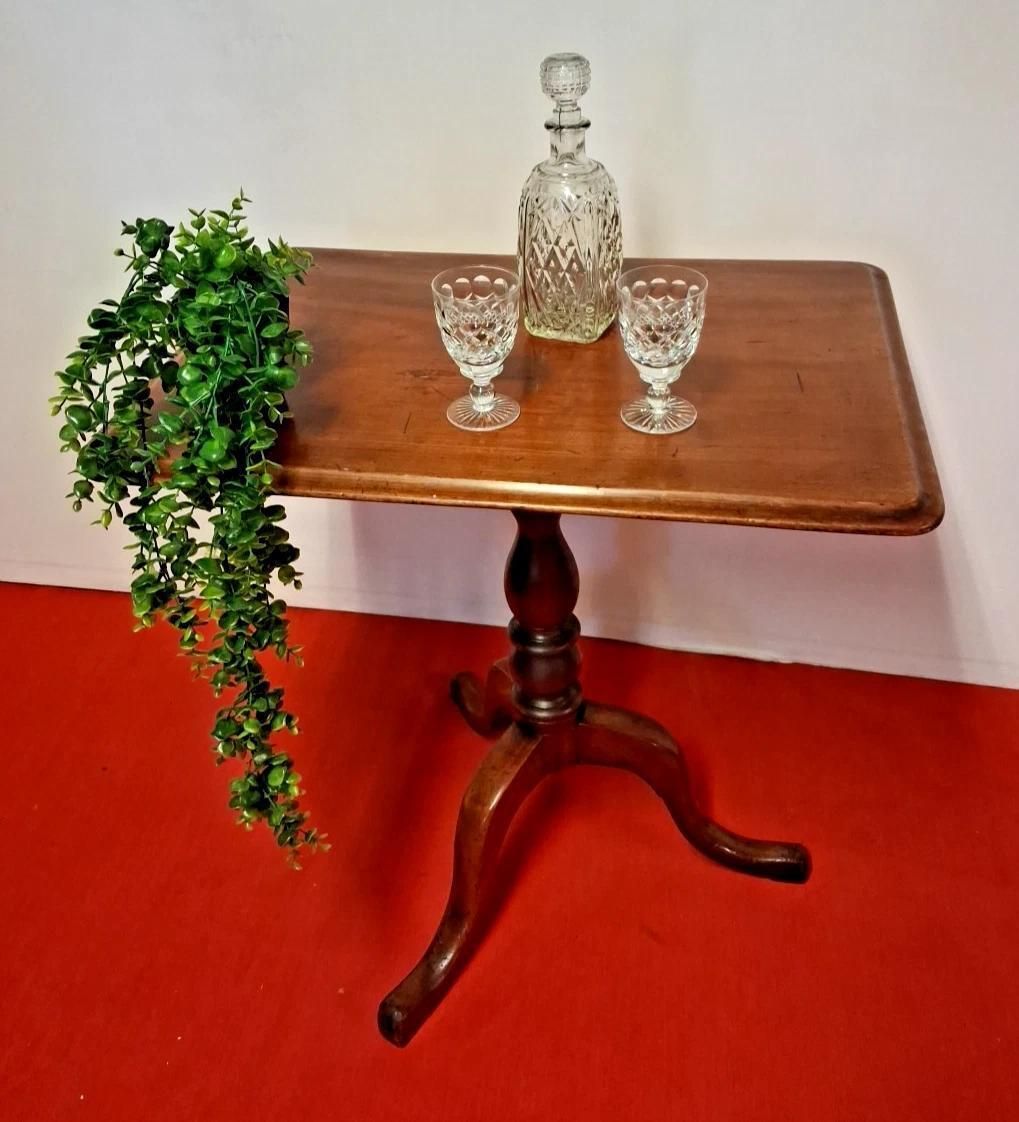 Antique Mahogany Tripod Table Tilt Action Side Plant Wine Games Tea Table
