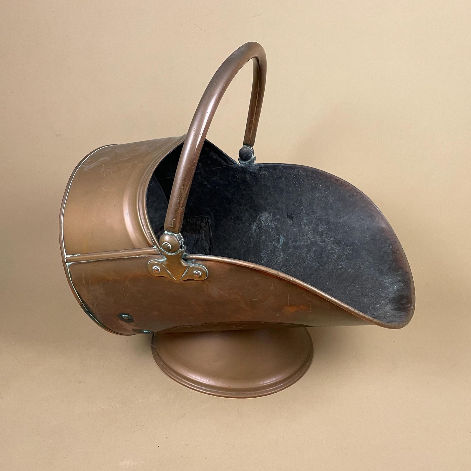 Victorian Metal Copper Coal Bucket Handle Fireside Fire Side Scuttle Helmet Farmhouse Cottage Vintage Fireplace Antique Mid Century English photo furniture