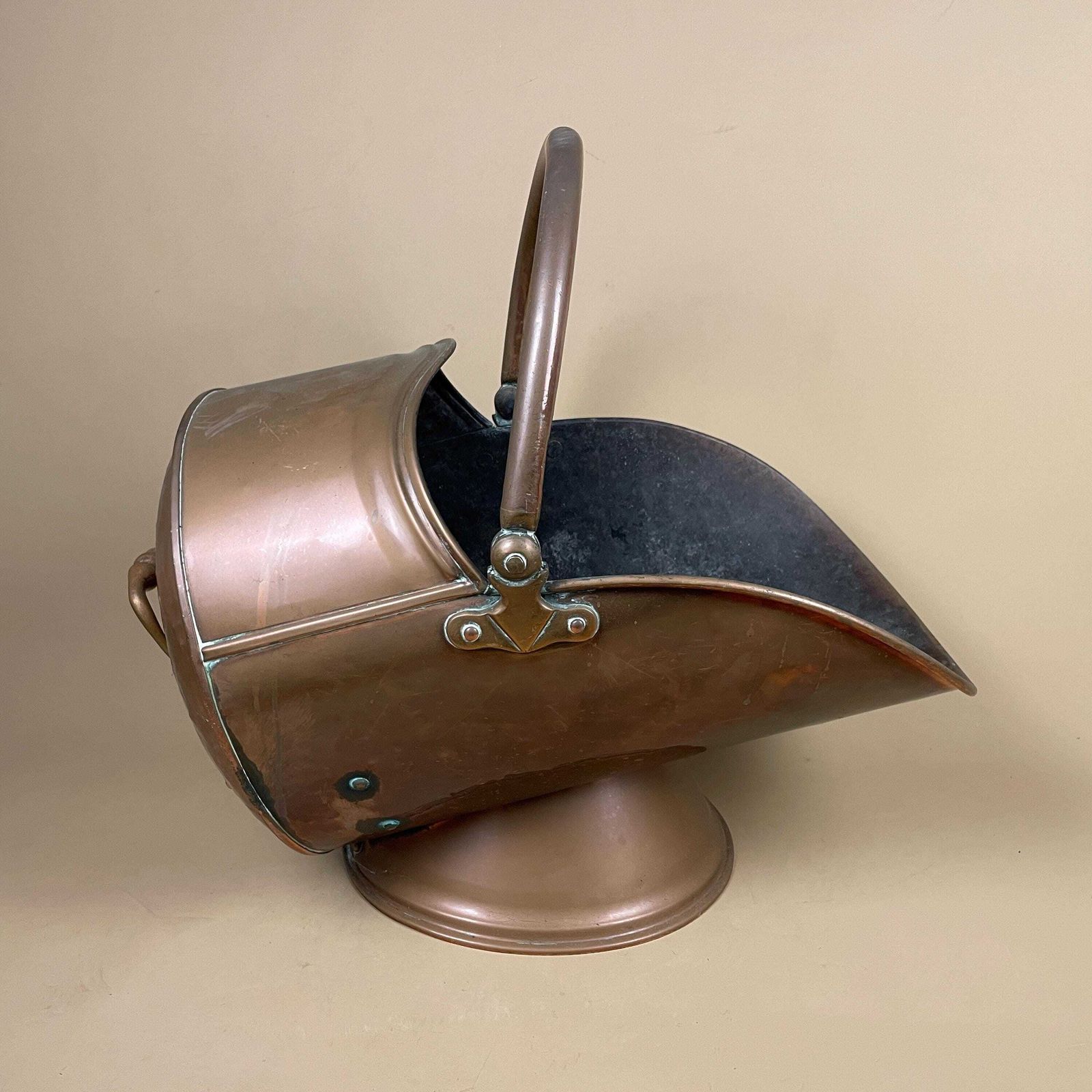 Victorian Metal Copper Coal Bucket Handle Fireside Fire Side Scuttle Helmet Farmhouse Cottage Vintage Fireplace Antique Mid Century English photo 79.0