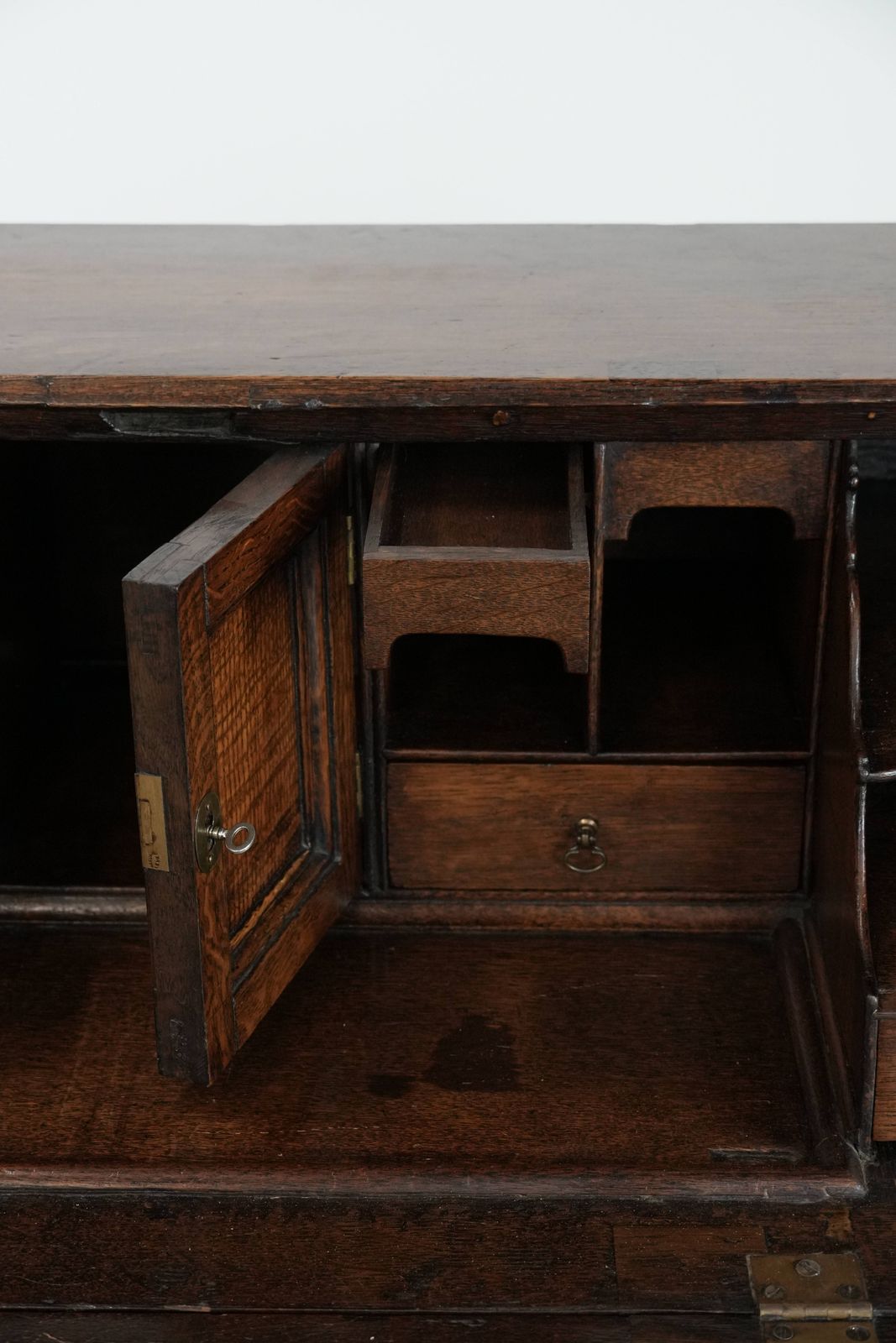 photo vinterior Grote Antieke 18e Eeuwse Engelse Eiken Ladekast/Bureau/Ladekast Met Geheime Vakken En Getrapt Interieur