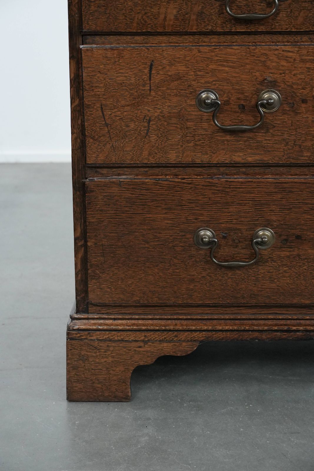 photo vintage Large Antique 18th Century English Oak Chest Of Drawers/Desk/Chest Of Drawers With Secret Compartments And A Stepped Interior