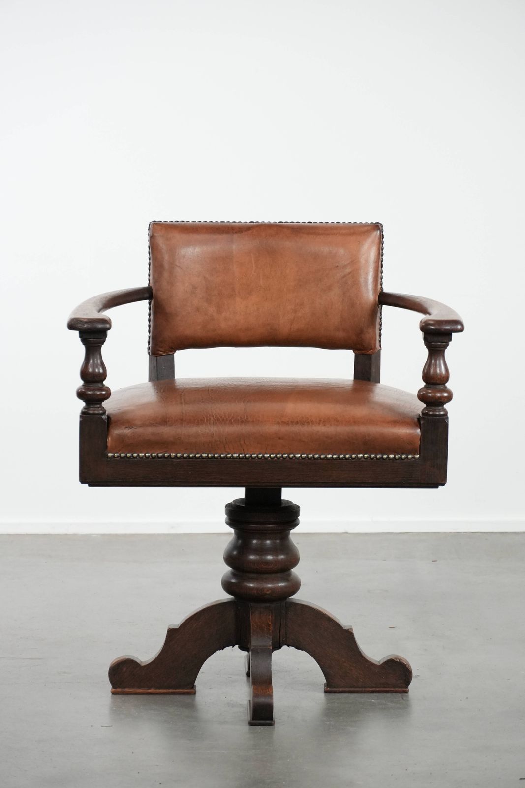Elegante Antieke Bureaustoel Met Schapenleren Bekleding En Zwaar Houten Frame photo furniture