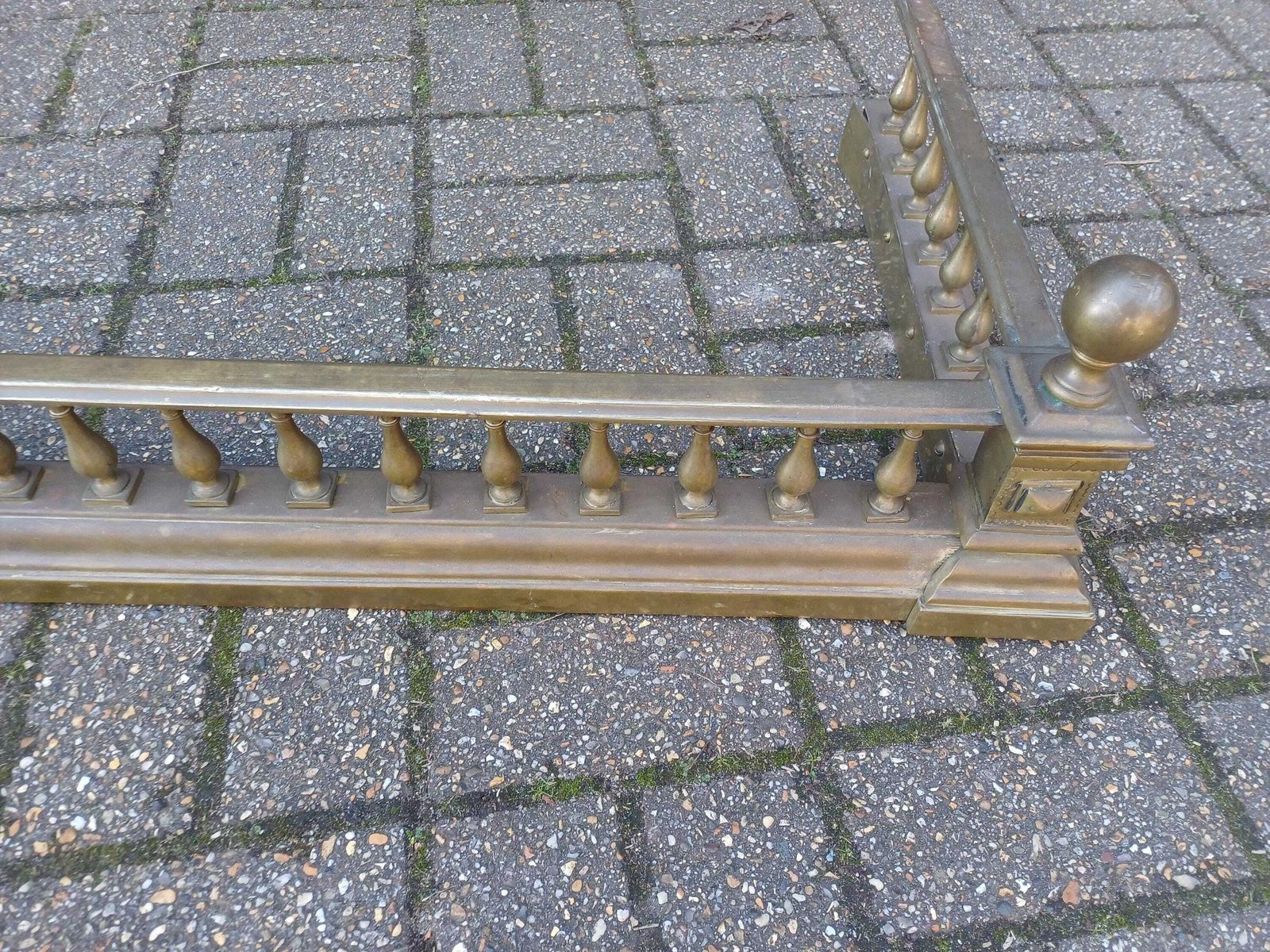 Massive Solid 20kg Antique Brass Fireplace Fender Deep Hearth Guard With Turned Spindle Balustrade, Stepped Plinth Base photo Home Fixtures