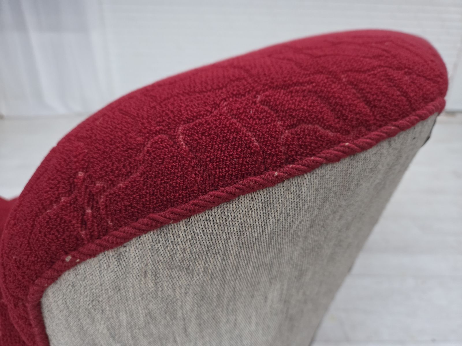 photo vinterior 1950s, Danish 3 Seater Sofa, Red And Light Grey Furniture Wool, Carved Oak Wood.