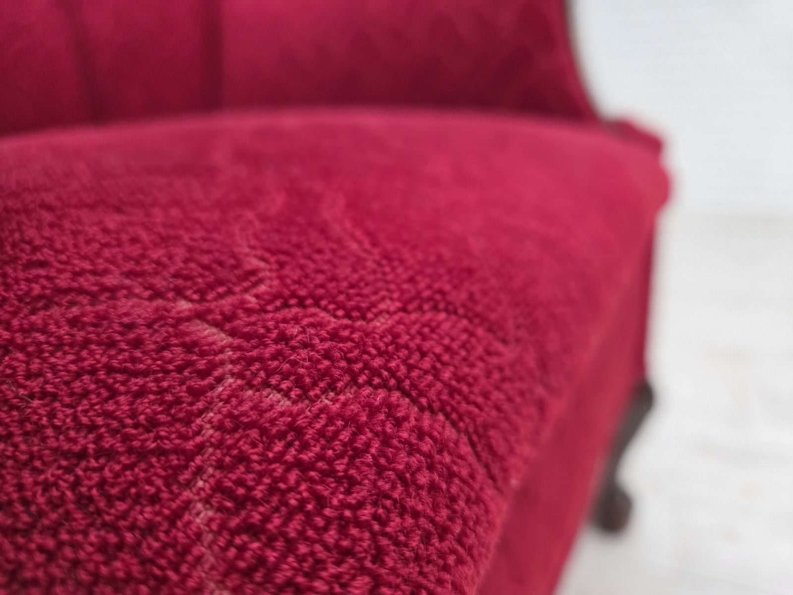 photo for sale Ca. Jaren 1950, Deense Fauteuil, Rood En Lichtgrijs Meubelwol, Gesneden Eikenhout.