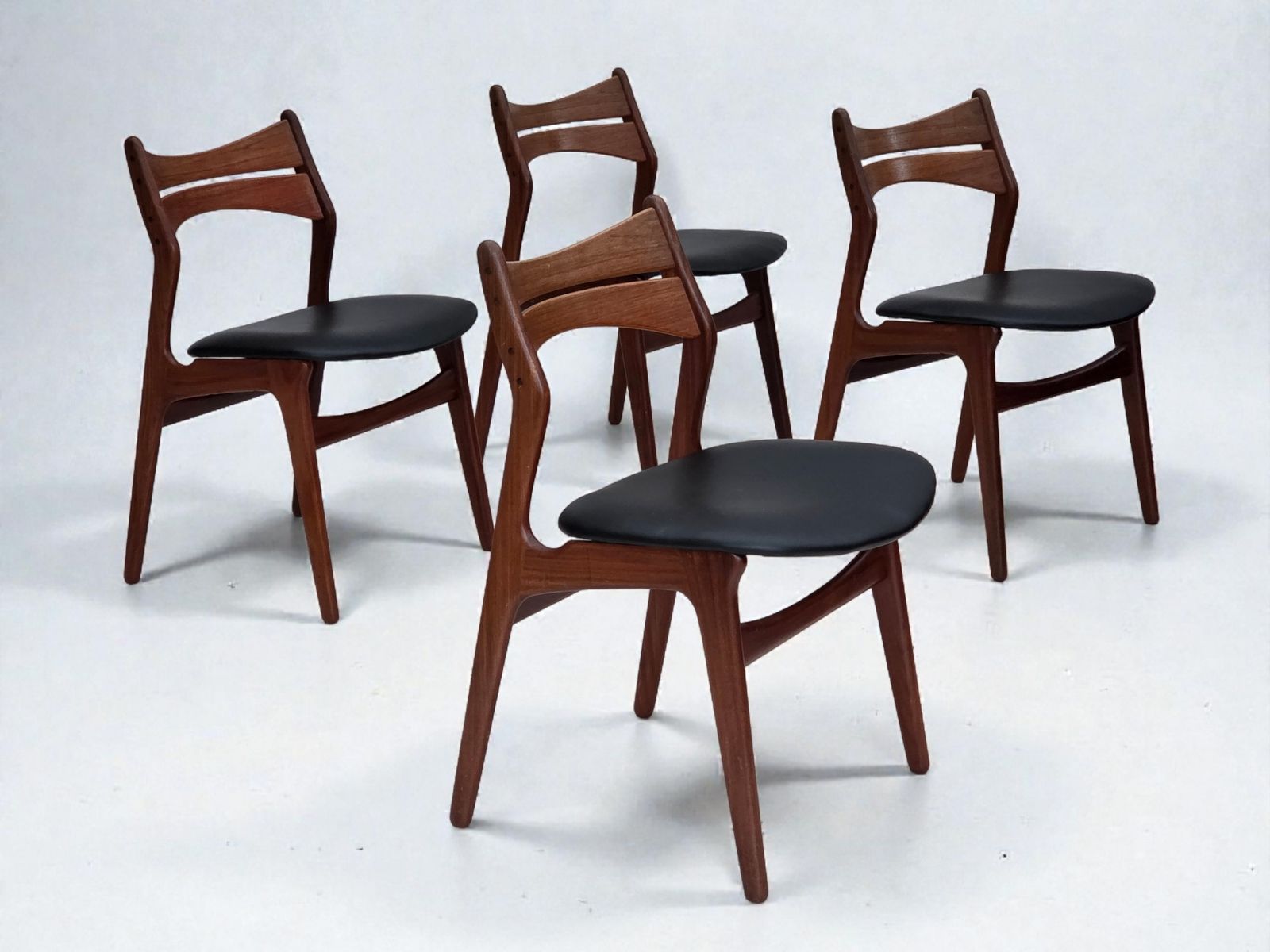 Ca. Jaren 1960, Set Van 4 Opnieuw Beklede Deense Eetkamerstoelen, Ontwerp Van Erik Buck, Model 310.