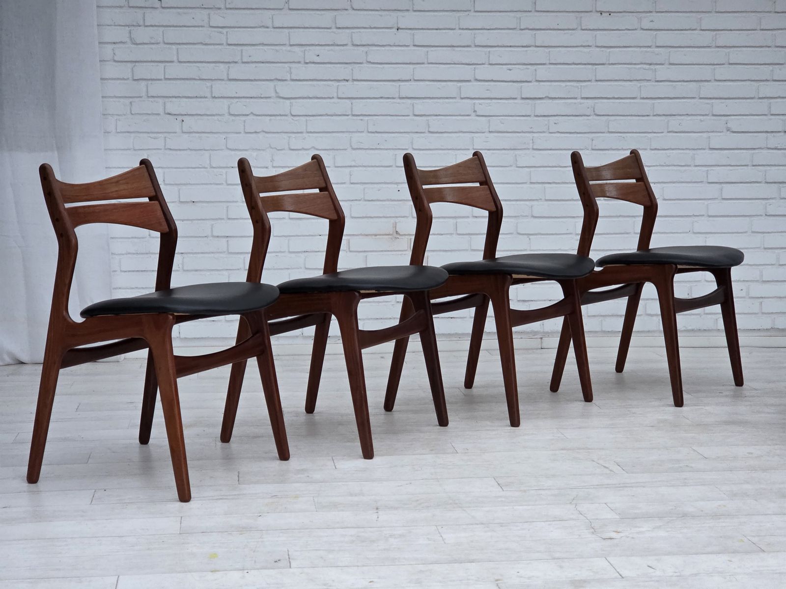 Ca. Jaren 1960, Set Van 4 Opnieuw Beklede Deense Eetkamerstoelen, Ontwerp Van Erik Buck, Model 310. photo furniture