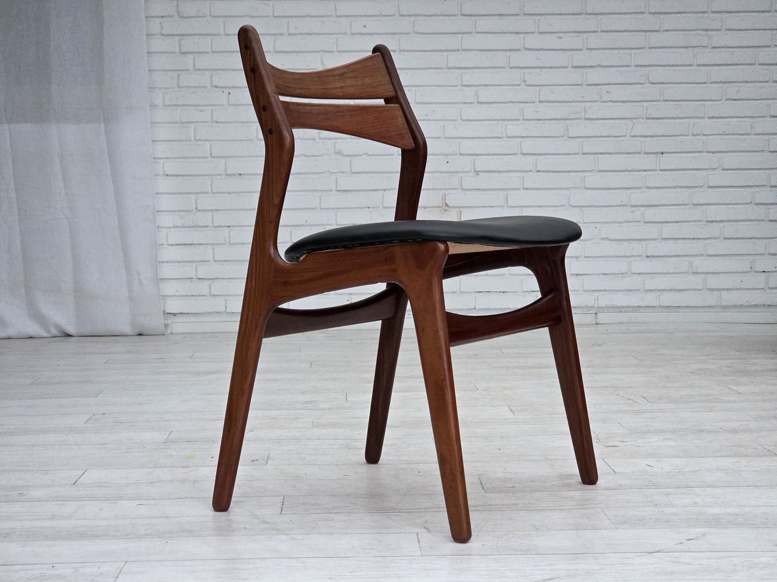 Ca. Jaren 1960, Set Van 4 Opnieuw Beklede Deense Eetkamerstoelen, Ontwerp Van Erik Buck, Model 310. photo Meubels