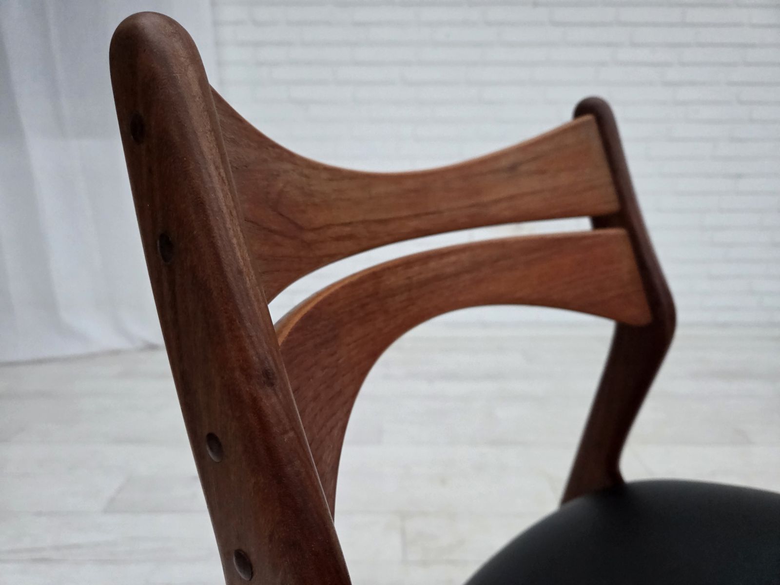 Ca. Jaren 1960, Set Van 4 Opnieuw Beklede Deense Eetkamerstoelen, Ontwerp Van Erik Buck, Model 310. photo 1890.0