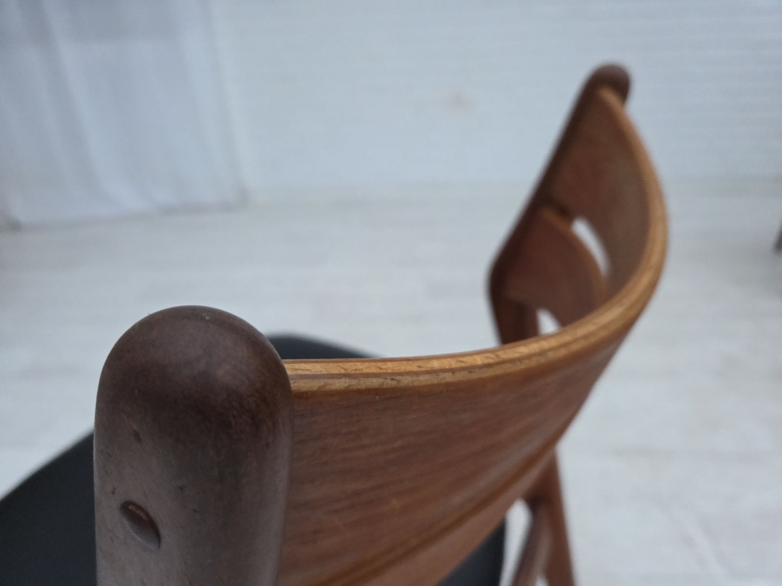 photo vinterior Ca. Jaren 1960, Set Van 4 Opnieuw Beklede Deense Eetkamerstoelen, Ontwerp Van Erik Buck, Model 310.