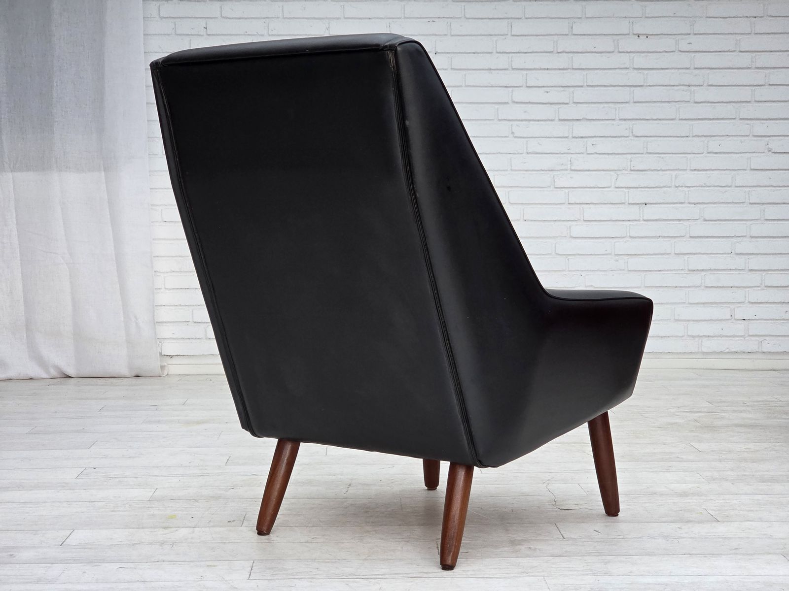 photo vintage 1970s, Danish Highback Armchair, Black Artificial Leather, Teak Wood Legs.