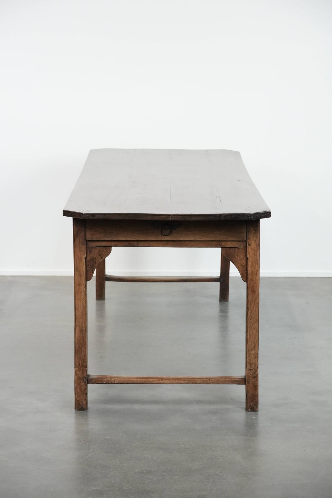 Antieke Franse Eettafel Voor 4 Tot 6 Personen, Eind 18e/Begin 19e Eeuw, Met Eikenhouten Blad, Een Lade En Een Uitschuifbare Broodplank photo vinterior