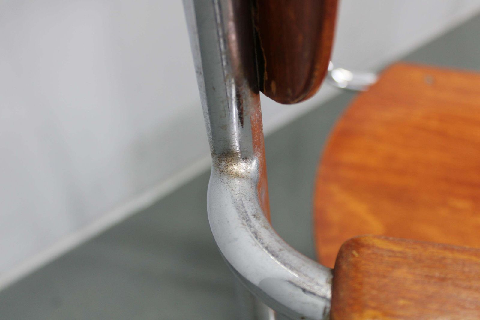 photo buy Bauhaus Cantilever Armchair In Chrome Tubular Steel And Beech 1930s